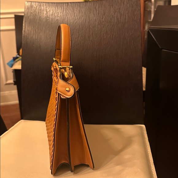 Elegant Tan Woven Handbag - Picture 4 of 9